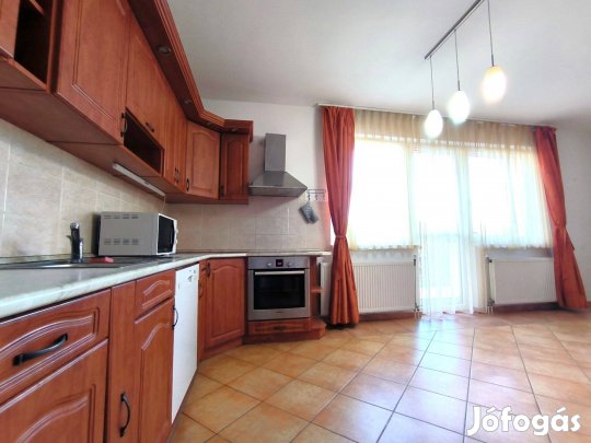 Napelemes, 6 szobás családi otthon a Veres Péter kertben!