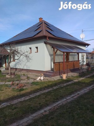 Napelemes, rezsimentes, felújított családi ház