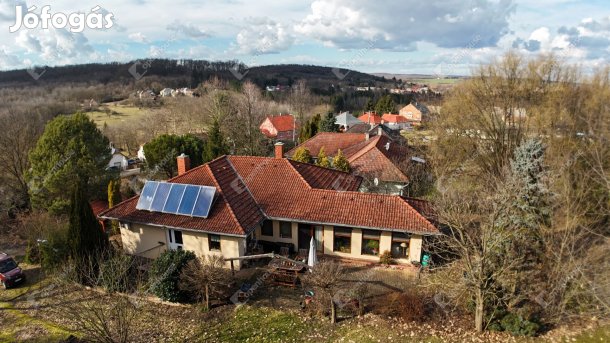 Napelemes caládi ház ház szaunás rönkházzal, 7000 m-es panorámán!