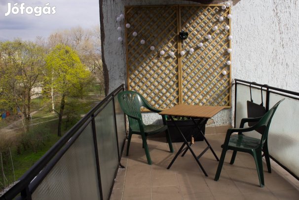 Napfényes, felújított lakás nagy terasszal és parkra néző kilátással