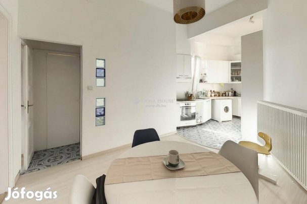 Napfényes, galériás lakás a Corvin-negyedben 77 m, amerikai konyhás