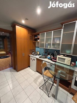 Napfényes, garzon tégla lakás eladó a belváros közvetlen közelében