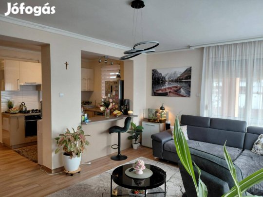 Napfényes, kandalló+ 2 teraszos családi ház Felsőpázsiton!