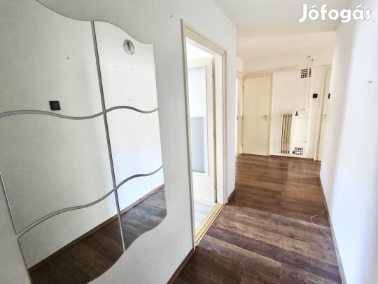 Napfényes lakás Siófok belvárosában csendes, zöld környezetben, zárt