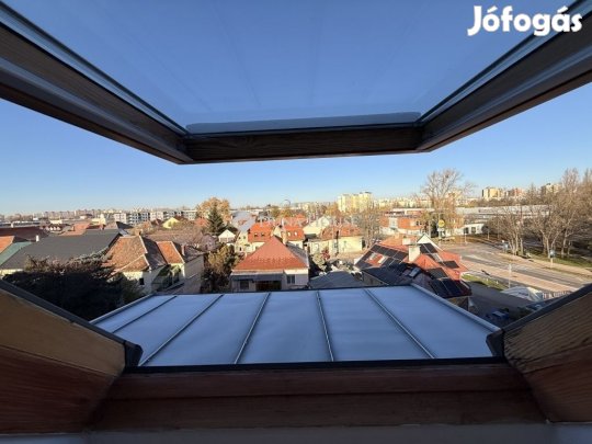 Napfényes tetőtéri lakás 2 mélygarázshellyel ritka lehetőség