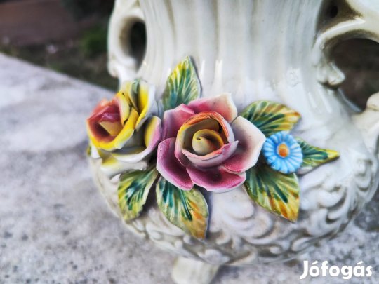 Nápolyi Capodimonte porcelán váza - kézzel díszített
