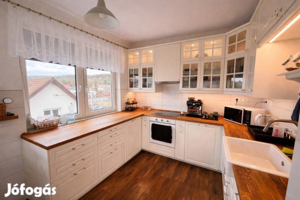 Napos, déli fekvésű, FELÚJÍTOTT lakás GARÁZZSAL  családias