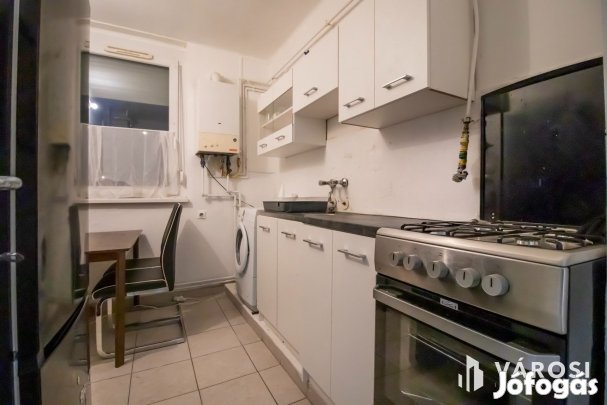 Napos, földszinti tégla lakás a vasútállomás közelében