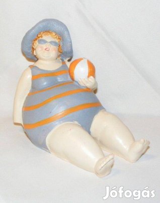 Napozó női figura