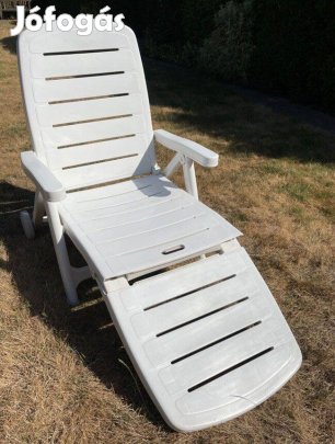 Napozóágyak fehér színben: összecsukható, kerekekkel + 2 db matraccal