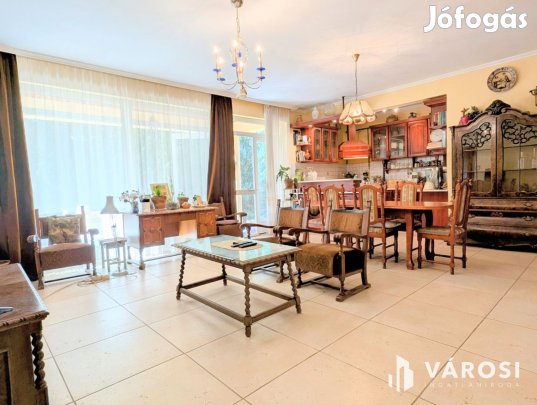 Nappali, 4 szoba, 2 fürdő,nyári lak, medence!