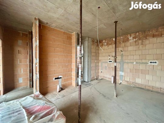 Nappali + 1 szobás lakás, saját 75 nm-es kerttel Győr-Szabadhegyen