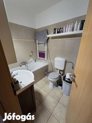 Nappali + 2 háló, terasz, erkély, kertkapcsolat, parkoló