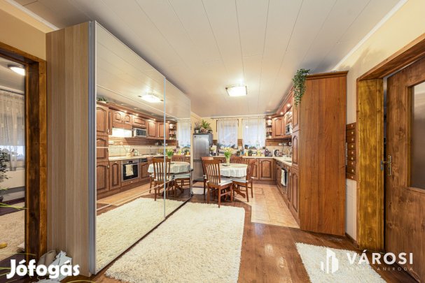 Nappali + 3 szoba + kertkapcsolat