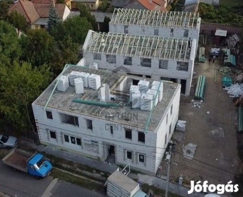 Nappali és 2 szoba, terasz, beálló, tároló