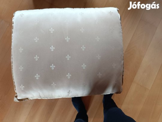 Nappali ülőgarnitúra asztallal