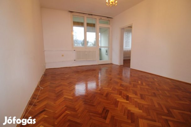Napsugár lakótelep erkélyes, parkettás, 2. emeleti lakás.
