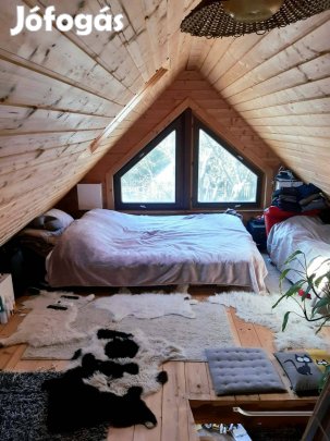 Napsütötte ház a parkerdőben