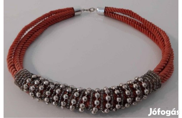 Narancs színű női nyaklánc ezüst/ fém színű gyöngyökkel