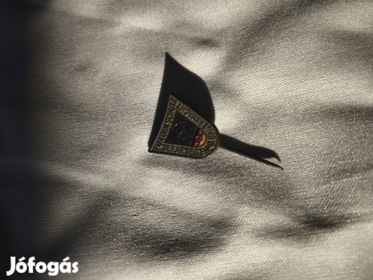 Nationale Volksarmee (NVA) Nemzeti Hadsereg kitűzője 