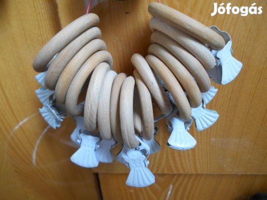 Natúr fa karniskarikák, csipeszekkel