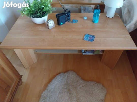 Natúr színű fa dohányzó asztal