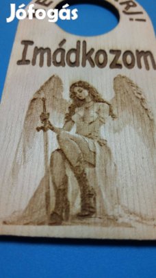 Ne Zavarj Imádkozom. feliratú Netábla, kilincsre, ajtóra, hívőnek