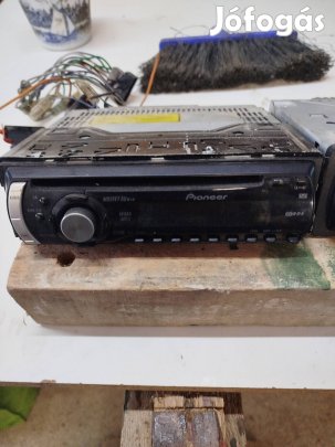 Négy darab bontott,műkodő autórádió 
