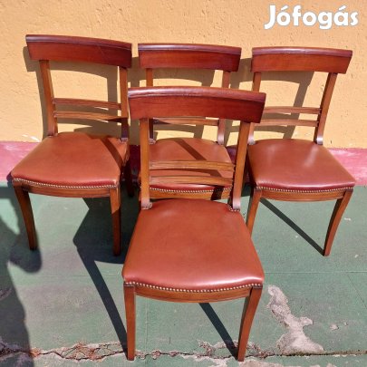 Négy darab bőr kárpítos szék.