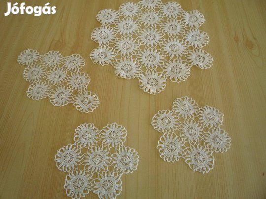 Négy darabos, törtfehér kézi horgolású garnitúra