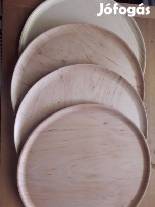 Négy egyforma kerek fatálca