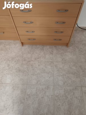 Négy fiókos komód eladó. 