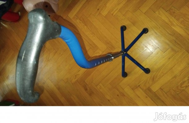 Négy lábú fém járóbot ,a magassága állítható