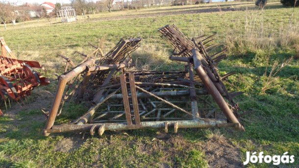 Négy levelű fogas fogasos kombinátor