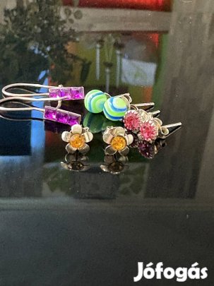 Négy pár ezüst fülbevaló 3500 Ft.