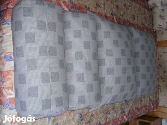 Négy párna töltve