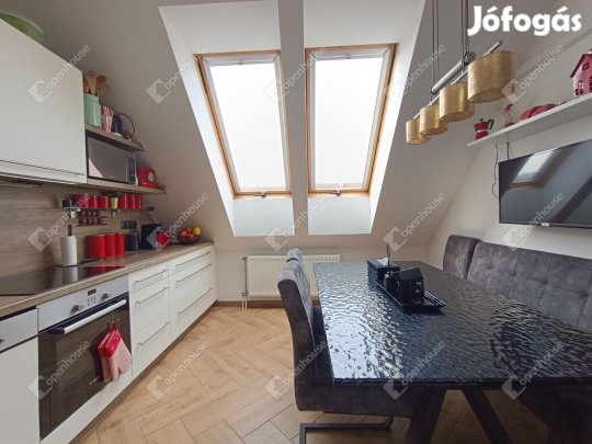 Négy szobás lakás saját parkolóval az Ágfalvi-lakótelepen