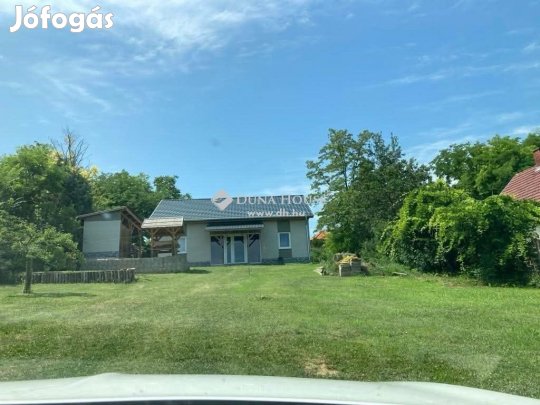 Négy szobás nyaraló eladó a Balatonhoz közel Telekiben