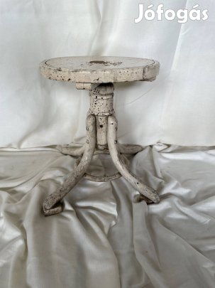 Négylábú fehér zongoraszék