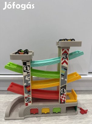 Négyszintes lejtős parkolóház 4 db kisautóval