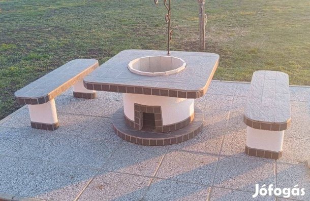 Négyszög bográcsozó, szalonnasütő, szürke gres lappal burkolva