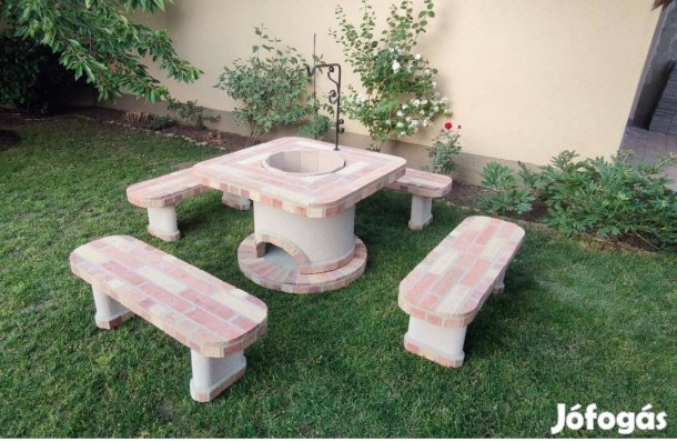 Négyszögletű szalonnasütő, bográcsozó szeletelt tégla díszítéssel