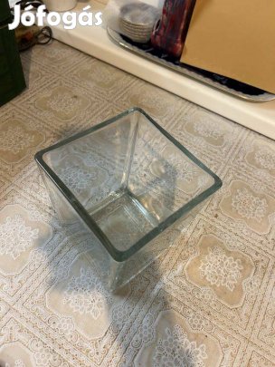 Négyszögletű váza