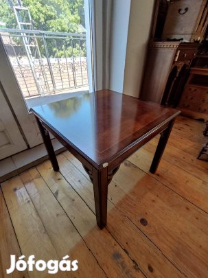 Négyzet alakú fényezett asztalka