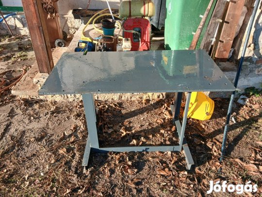 Nehéz,  Nagyon stabil Vasasztal Balatonfüreden eladó