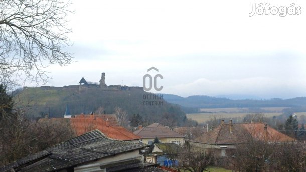 Nem a Nógrádi várat kínáljuk eladásra, de a felső teraszról gyönyörű a