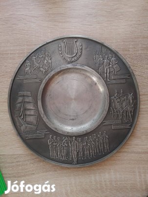 Német fém dombor mintás falitányér, vagy hamutál vitorlás, lovaskocsi