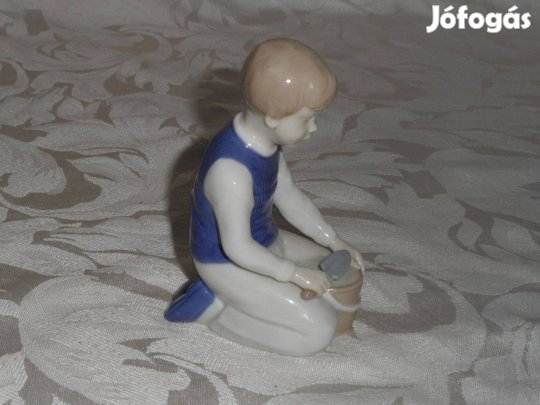 Német porcelán homokozó kisfiú figura, nipp