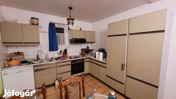 Német régi konyhabútor elektromos kisgépekkel