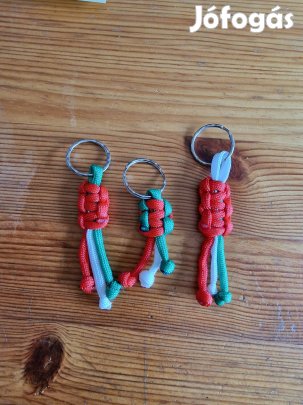 Nemzeti színű kulcstartó / táskadísz 